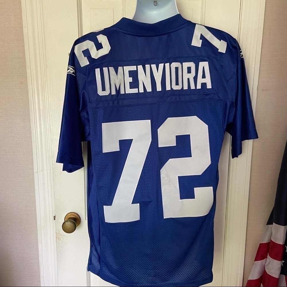 𝅺REEBOK NFL shirt has all the Giant fan’s favorite flair in as new condition.
